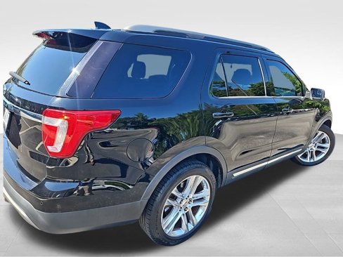 Used 2016 Ford Explorer XLT w/ Equipment Group 202A image 9
