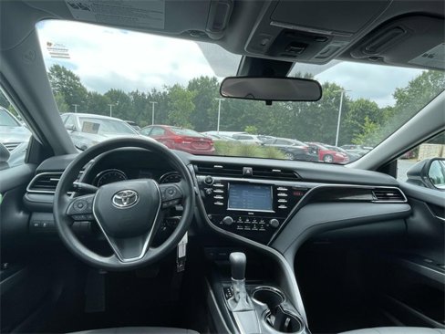 Used 2020 Toyota Camry LE image 10