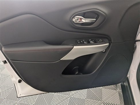 Used 2018 Jeep Cherokee Trailhawk w/ Comfort/Convenience Group image 10