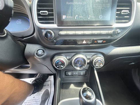 Used 2024 Hyundai Venue SEL image 18