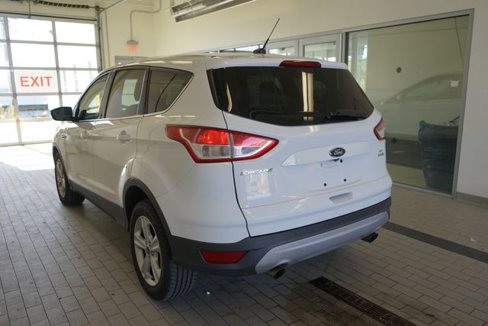 Used 2015 Ford Escape SE image 2