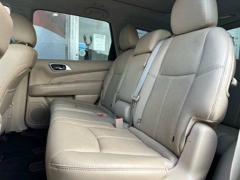 Used 2016 Nissan Pathfinder Platinum image 11
