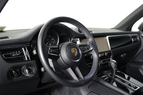 Certified 2025 Porsche Macan image 4
