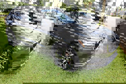 Certified 2021 Volvo XC60 T5 Momentum w/ Premium Package image 1