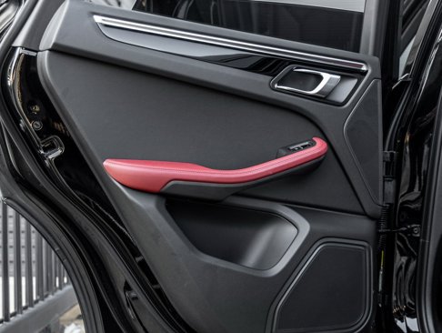 Certified 2023 Porsche Macan image 30