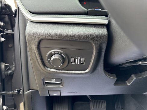 Used 2023 Jeep Grand Cherokee Laredo image 14