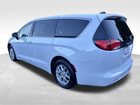 Used 2022 Chrysler Voyager LX image 4