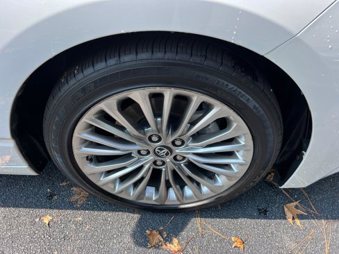 Used 2019 Toyota Avalon Limited image 13