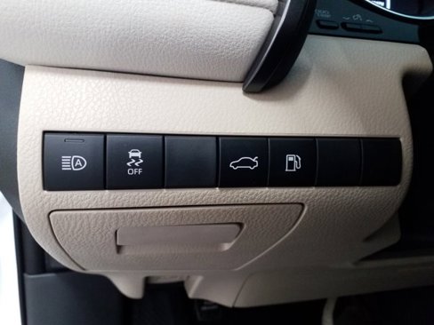 Used 2018 Toyota Camry LE image 11