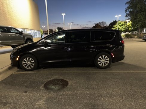Used 2017 Chrysler Pacifica Touring w/ Tire & Wheel Group image 6