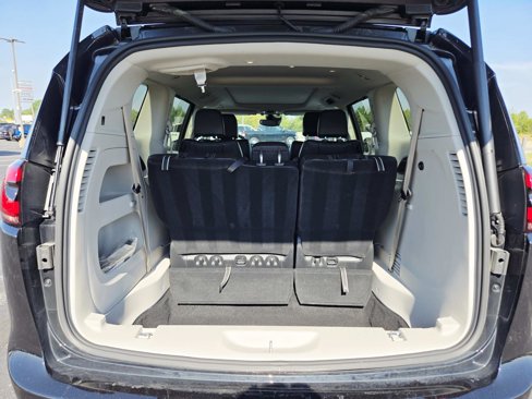 Used 2024 Chrysler Pacifica Touring-L image 16