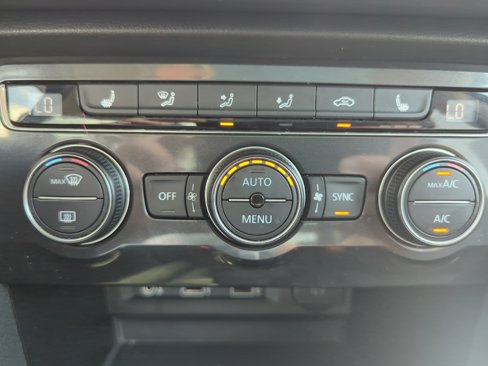 Used 2018 Volkswagen Tiguan SEL image 17