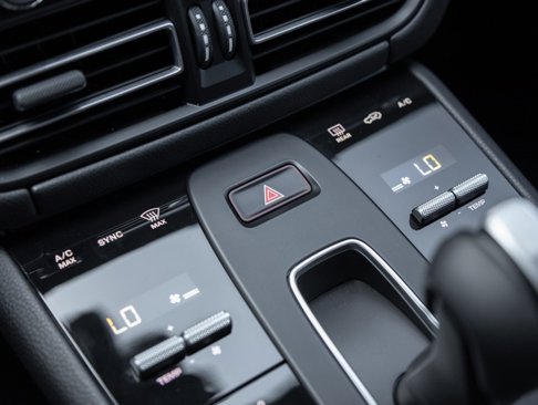 Used 2025 Porsche Macan image 26