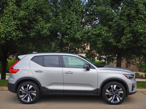 Used 2025 Volvo XC40 B5 Plus image 7