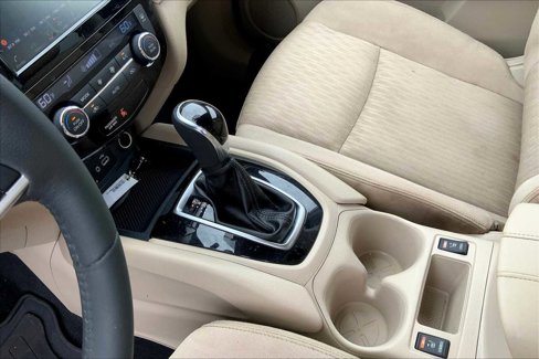 Used 2018 Nissan Rogue SV image 16