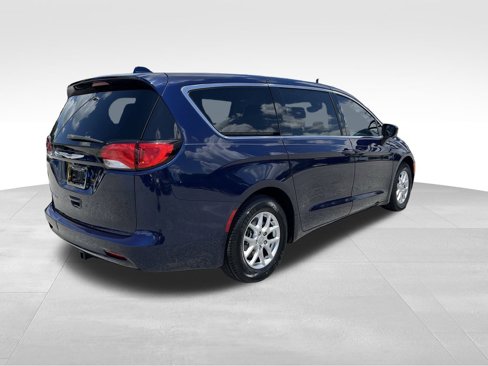 Used 2017 Chrysler Pacifica Touring image 4