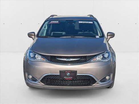 Used 2017 Chrysler Pacifica Touring-L image 2