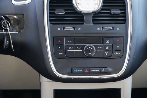 Used 2015 Chrysler Town & Country Touring image 23