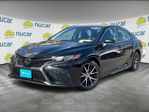 Used 2023 Toyota Camry SE image 3