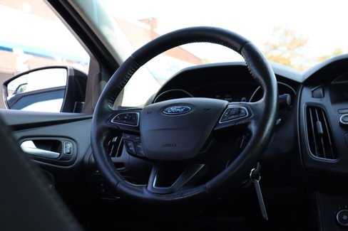Used 2016 Ford Focus SE w/ SE Sport Package image 39