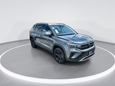 Used 2024 Volkswagen Taos SE image 2