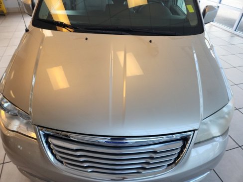 Used 2014 Chrysler Town & Country Touring image 3