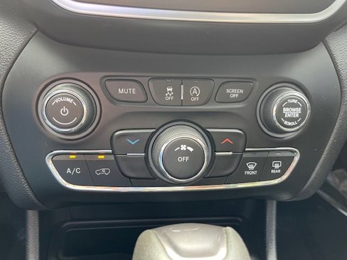 Used 2019 Jeep Cherokee Latitude w/ Popular Appearance Group image 22