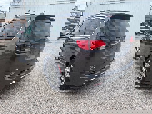 Used 2018 Chrysler Pacifica Touring-L image 10