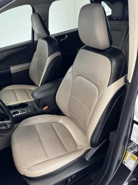 Used 2020 Ford Escape Titanium image 4