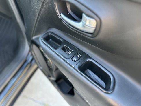 Used 2017 Jeep Renegade Altitude image 32