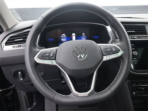 Used 2024 Volkswagen Tiguan SE image 28