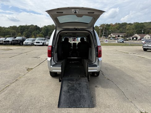 Used 2010 Dodge Grand Caravan SE image 1