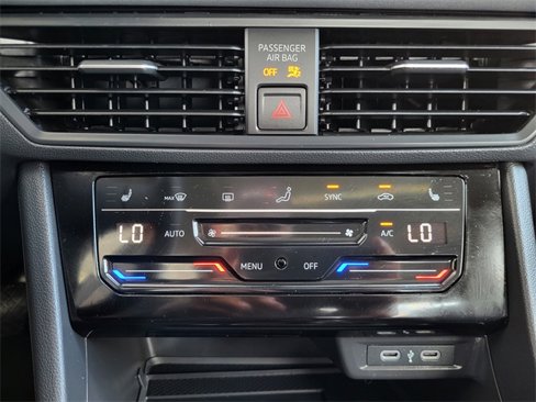 Used 2025 Volkswagen Jetta SE image 14