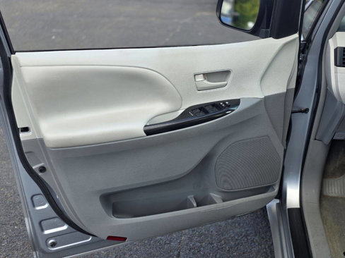Used 2013 Toyota Sienna LE image 9