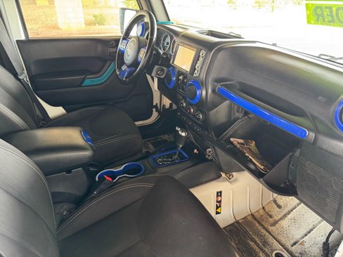 Used 2015 Jeep Wrangler Unlimited Sahara w/ Connectivity Group image 25