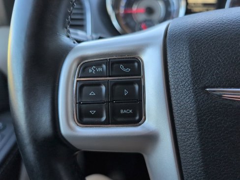 Used 2015 Chrysler Town & Country Touring image 17