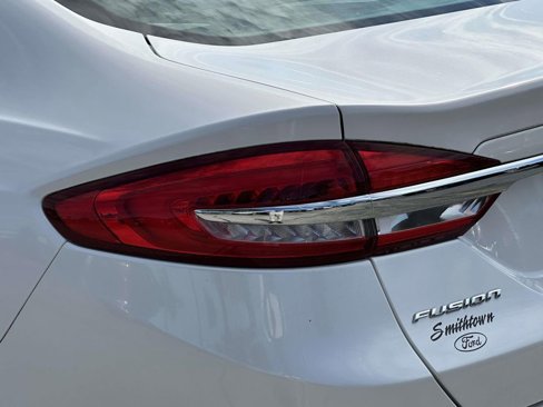 Used 2018 Ford Fusion SE w/ Fusion SE Technology Package image 9