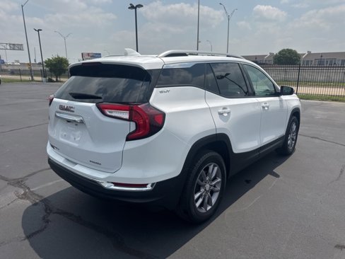 Used 2024 GMC Terrain SLT image 3