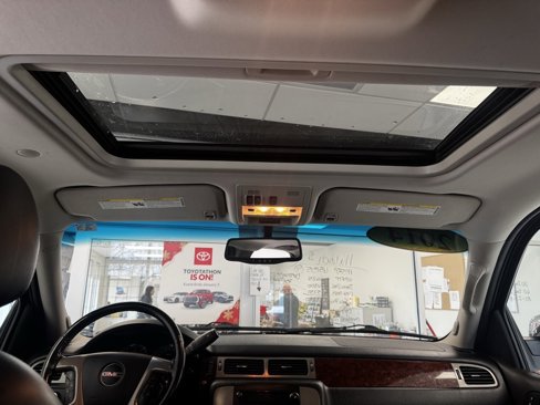 Used 2014 GMC Yukon SLT w/ SLT Chrome Package image 10