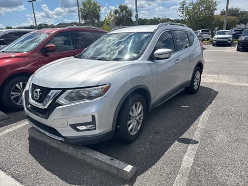 Used 2017 Nissan Rogue SV image 2
