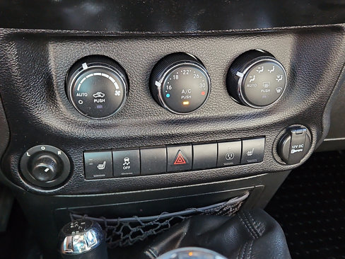 Used 2013 Jeep Wrangler Unlimited Rubicon w/ Connectivity Group image 16