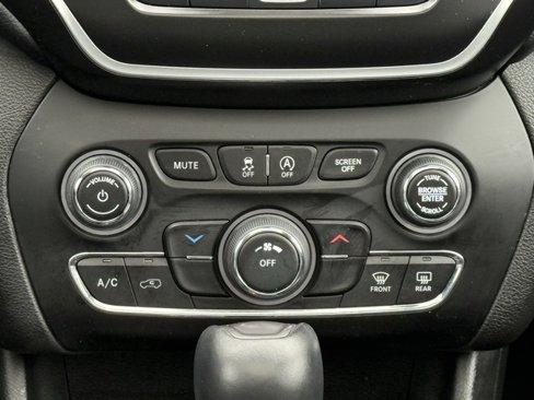 Used 2021 Jeep Cherokee Latitude Plus w/ Sun & Sound Group image 30