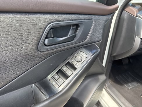 Used 2023 Nissan Rogue S image 12