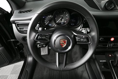 Used 2025 Porsche Macan image 9