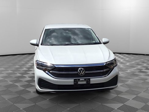 Used 2022 Volkswagen Jetta SE image 2