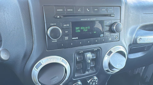 Used 2017 Jeep Wrangler Unlimited Rubicon w/ Connectivity Group image 15