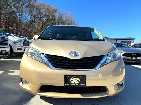 Used 2014 Toyota Sienna LE image 2
