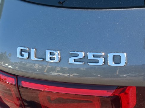 Used 2021 Mercedes-Benz GLB 250 w/ Premium Package image 11