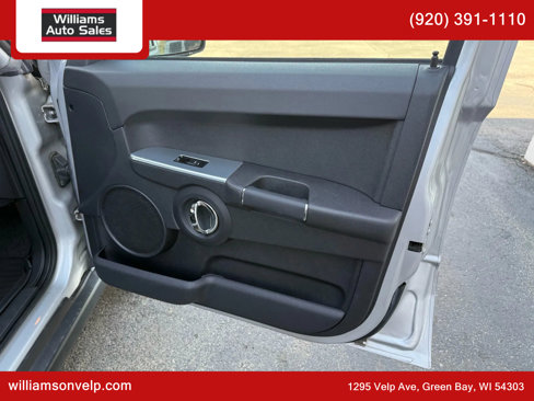 Used 2010 Jeep Commander Sport image 16