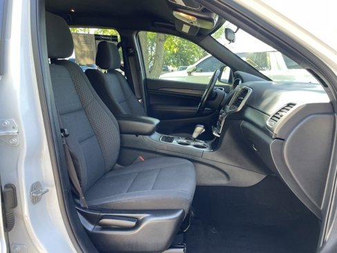 Used 2020 Jeep Grand Cherokee Laredo image 28